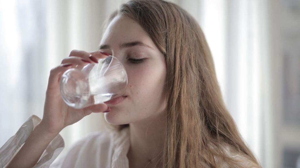 Manfaat Minum Air Putih Setelah Bangun Tidur